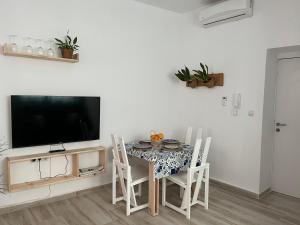 Televízia a/alebo spoločenská miestnosť v ubytovaní Alzira bonita Apartamento D junto a Plaza Mayor, Santa Catalina