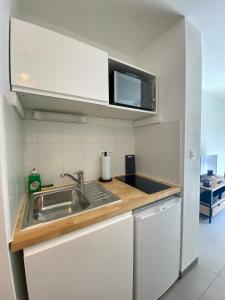 a kitchen with a sink and a counter top at Studio rénové proche commodités in Pessac