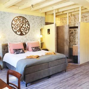 sypialnia z dużym łóżkiem w pokoju w obiekcie Maison Fossemagne w mieście Melle