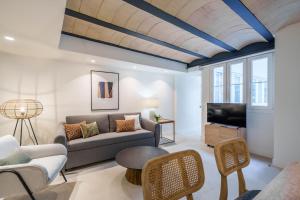 Homely Málaga Mariblanca 17, Vegafuente Apartments的电视和/或娱乐中心