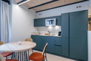 Homely Málaga Mariblanca 17, Vegafuente Apartments的厨房或小厨房