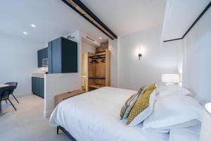 Homely Málaga Mariblanca 17, Vegafuente Apartments客房内的一张或多张床位