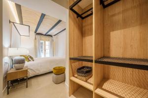 Homely Málaga Mariblanca 17, Vegafuente Apartments客房内的一张或多张床位