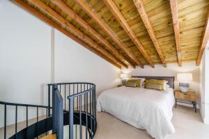 Homely Málaga Mariblanca 17, Vegafuente Apartments客房内的一张或多张床位