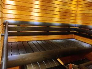 an empty bench in a sauna at Rukansyli 2 in Ruka