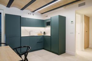 Homely Málaga Mariblanca 17, Vegafuente Apartments的厨房或小厨房