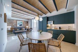 Homely Málaga Mariblanca 17, Vegafuente Apartments的厨房或小厨房