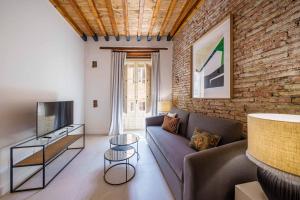 Homely Málaga Mariblanca 17, Vegafuente Apartments的电视和/或娱乐中心