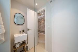 马拉加Homely Málaga Mariblanca 17, Vegafuente Apartments的带水槽和镜子的浴室