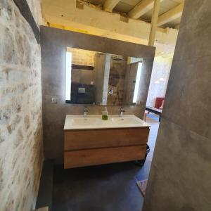 a bathroom with a sink and a mirror at Maison Fossemagne in Melle