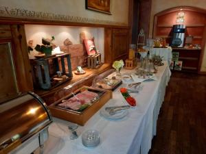 una mesa con un mantel blanco con comida. en Hotel Dammenmühle, en Lahr