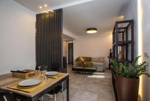 un soggiorno con tavolo e divano di VM Apartments a Città di Rodi