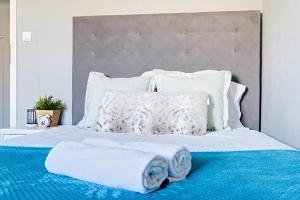 - une chambre avec un lit et des serviettes dans l'établissement Little Home Apartments, à Varsovie