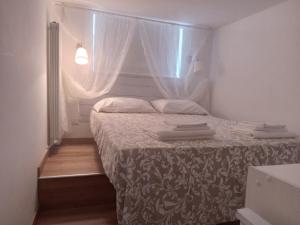 Postel nebo postele na pokoji v ubytování B&B A casa di Antonella