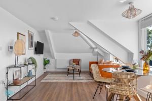 sala de estar con paredes blancas, mesa y sillas en 2 Bed- The Penthouse By Pureserviced, en Plymouth