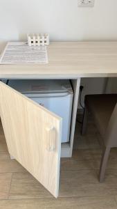 un escritorio con un cajón con lavavajillas debajo en KARIS KAIROS en Santa Maria di Castellabate