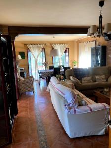 sala de estar con sofás y comedor en Casa situada en un entorno natural Casa Rural La Serena, en Trujillo