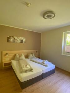 een slaapkamer met een bed in een kamer bij Hotel Seestuben in Villach