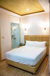 Una cama o camas en una habitación de SAMI HOTEL