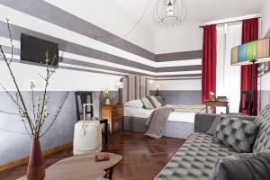 ローマにあるAll'Orologioのベッドとソファ付きのホテルルーム