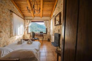 Un dormitorio con una cama en una habitación con ventana. en Traditional Villa Askyfou, en Karés