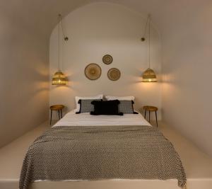Rúm í herbergi á Elements Cave Suites