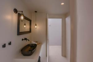 Kylpyhuone majoituspaikassa Elements Cave Suites