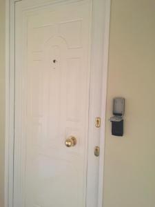 a white door with a gold door knob at Le 64 MONTALIEU SEJOUR, Appartement 4 pers in Montalieu-Vercieu