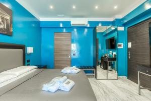 una camera da letto con pareti blu e due paia di scarpe di AR ROOMS ROME a Roma