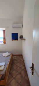 una camera con un letto e una foto appesa al muro di Porto Coda Cavallo - Salina Bamba a San Teodoro