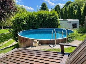 una piscina en un patio con terraza de madera en Pension U háje en Litomyšl