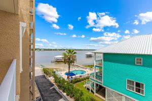 vistas al agua desde el balcón de una casa en Compass Point 310, en Gulf Shores