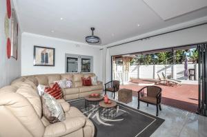 una sala de estar con un sofá y una mesa en Casa Milner Guest House, en Ciudad del Cabo