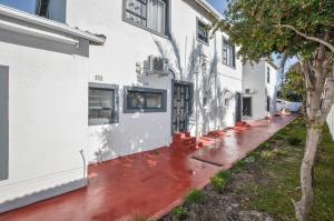 un cuadro al lado de un edificio blanco en Casa Milner Guest House, en Ciudad del Cabo