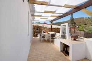 eine Terrasse mit einem Tisch und einem Grill auf einem Haus in der Unterkunft Quinta do Silêncio in Tavira