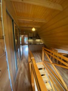 uma vista superior do interior de uma casa de madeira em Noclegi 25 H em Zakopane