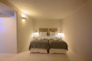 Rúm í herbergi á Elements Cave Suites