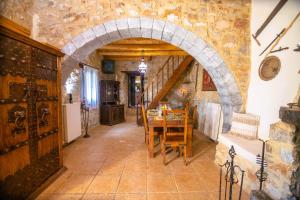 Un comedor con una mesa y una pared de piedra. en Traditional Villa Askyfou, en Karés