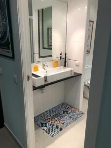 a bathroom with a sink and a mirror at APARTAMENTO PRIVADO CERCA DE IFEMA y AEROPUERTO in Madrid