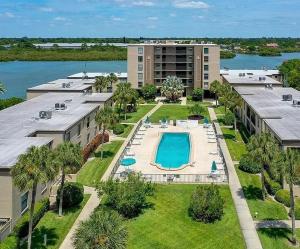 una vista aérea de un complejo con piscina en Sea Club Condo #1, en Clearwater Beach