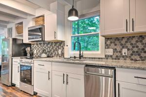 Imagen de la galería de Fully Renovated Broadway Cabin with Private Hot Tub!, en Broadway 27 fotos más
