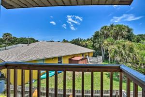 uma vista do convés de uma casa em New Smyrna Beach Townhome, Walk to Bay Access! em New Smyrna Beach