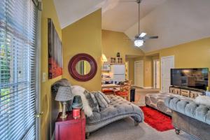 ein Wohnzimmer mit einem Sofa und einem TV in der Unterkunft Bright Chesapeake Home Near Shopping and Dining in Chesapeake