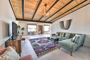 Gambar di galeri bagi Chic Joshua Tree Pad with Mountain Views and Hot Tub di Twentynine Palms