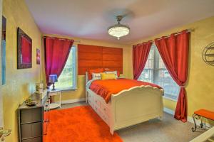 Schlafzimmer mit einem Bett und roten Vorhängen in der Unterkunft Bright Chesapeake Home Near Shopping and Dining in Chesapeake