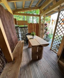ザコパネにあるKról - Pokoje Gościnneの木製のベンチ(テーブル付)