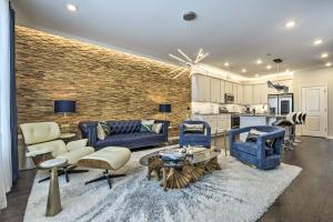 Kuchyň nebo kuchyňský kout v ubytování Sleek Durham Townhome Near Dtwn with Balcony!