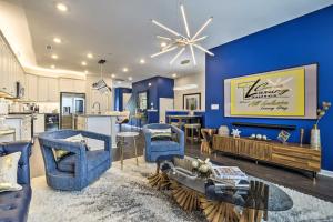 Posezení v ubytování Sleek Durham Townhome Near Dtwn with Balcony!