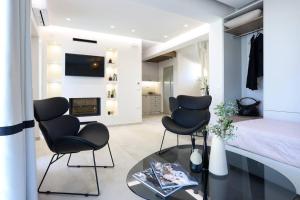 A television and/or entertainment centre at Villa Constantino with heated pool