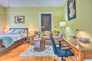 Ένα ή περισσότερα κρεβάτια σε δωμάτιο στο Historic Crescent City Studio - Lakefront with Dock!